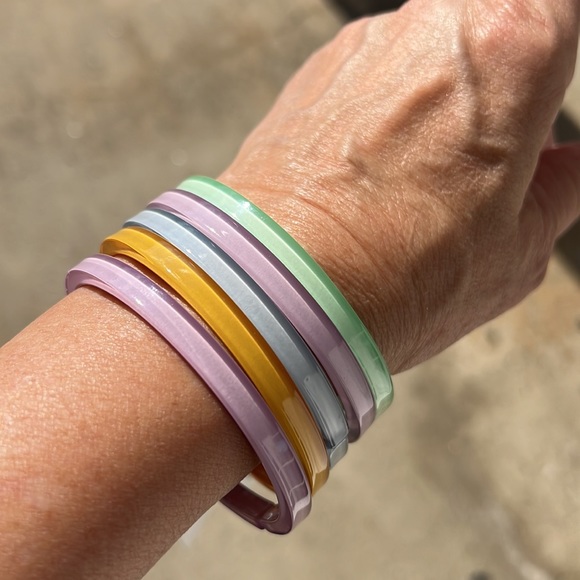 Zenzi Colorful Resin Bangle Bracelets - Picture 4 of 8